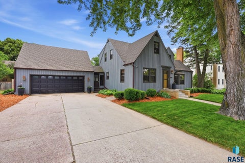 Homes For Sale - 1910 S Phillips Avenue<br/> Sioux Falls, SD 57105