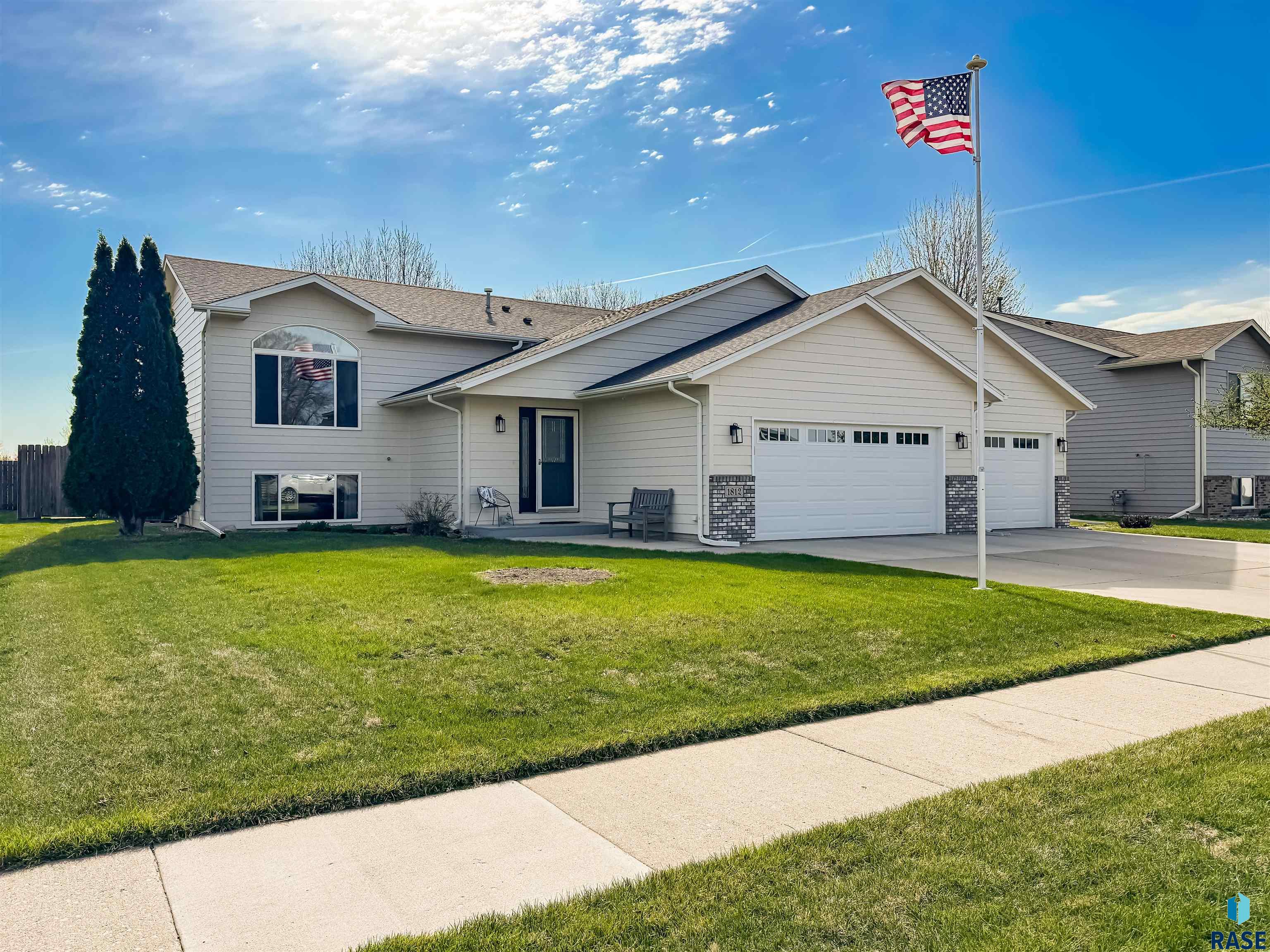 Photo 1 of 34 — 1812 S Monticello Ave, Sioux Falls, SD 57106