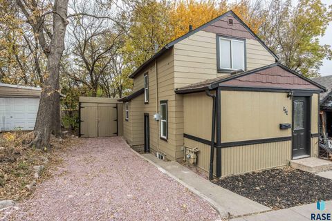Photo of 909 N Walts Ave Avenue, Sioux Falls, SD 57104 (MLS # 22508474)