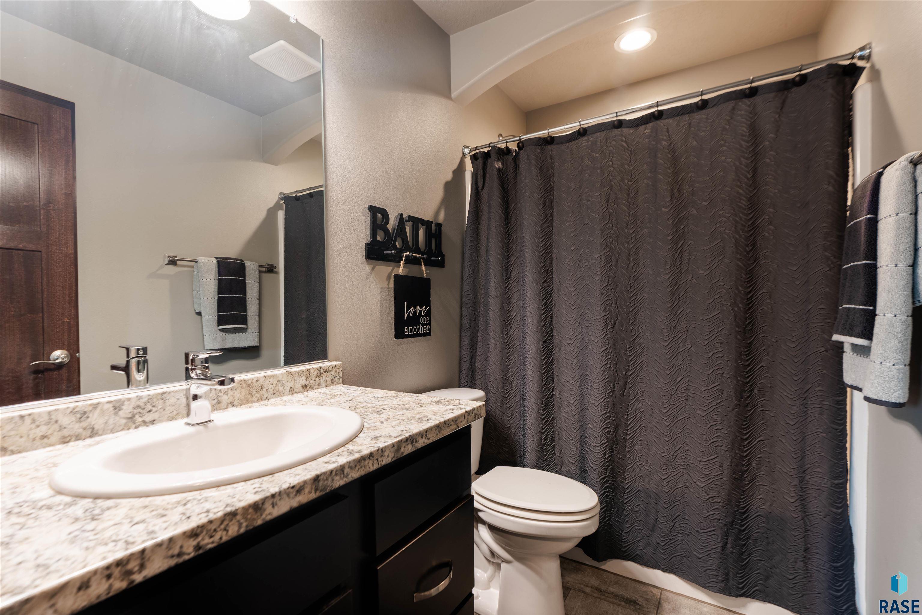 Sioux Falls, South Dakota 57108, United States, 4 Bedrooms Bedrooms, ,3 BathroomsBathrooms,Residential,Pending,245627