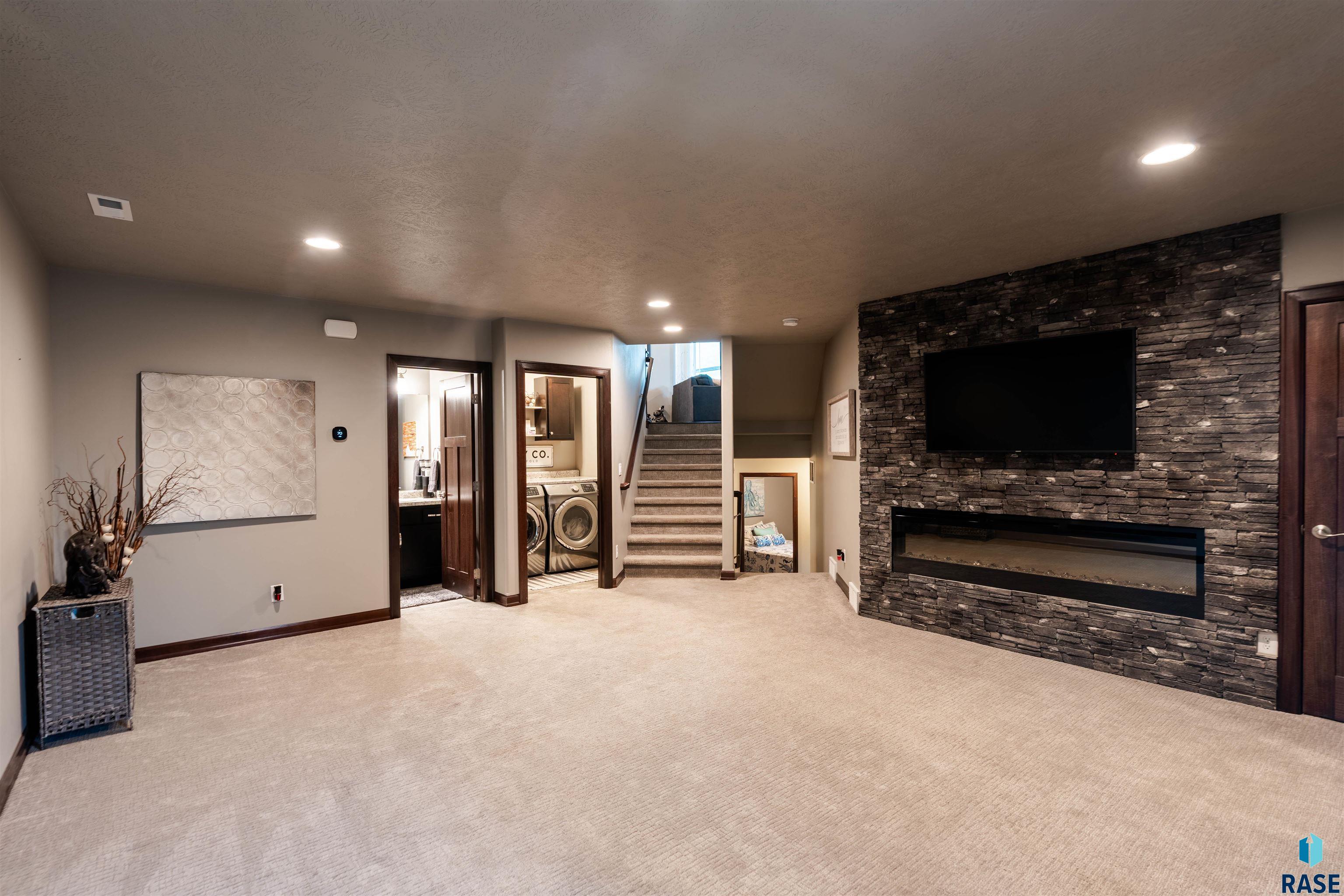 Sioux Falls, South Dakota 57108, United States, 4 Bedrooms Bedrooms, ,3 BathroomsBathrooms,Residential,Pending,245627