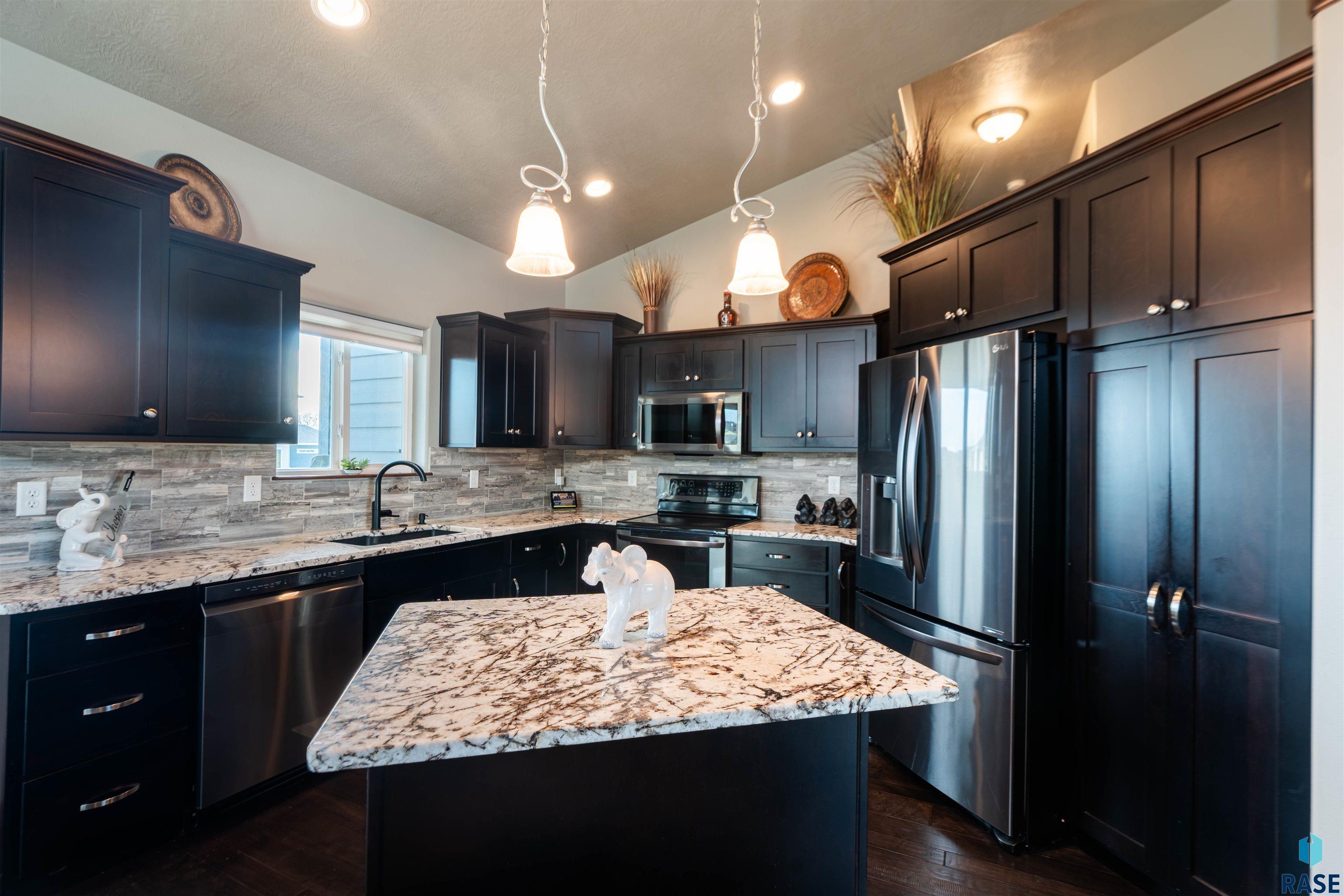 Sioux Falls, South Dakota 57108, United States, 4 Bedrooms Bedrooms, ,3 BathroomsBathrooms,Residential,Pending,245627