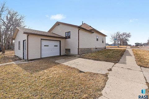 Homes For Sale - 502 S Lee Avenue<br/> Lake County, Madison, SD 57042