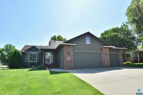 Homes For Sale - 3300 S Fernwood Avenue<br/> Minnehaha County, Sioux Falls, SD 57110