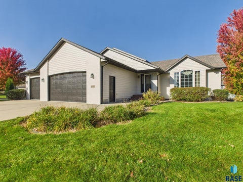 Photo of 809 S Outlook Dr, Sioux Falls, SD 57106 (MLS # 22608097)