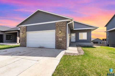 Photo of 1805 E 71St St N, Sioux Falls, SD 57104 (MLS # 22602816)