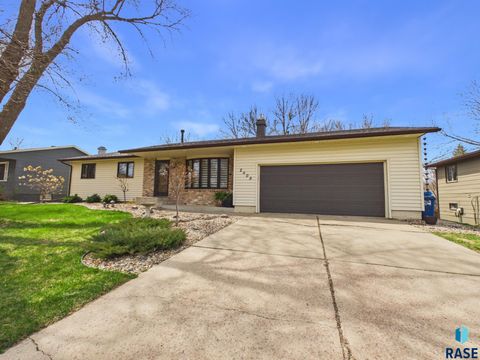 Photo of 2409 S Royal Ct, Sioux Falls, SD 57106 (MLS # 22602639)