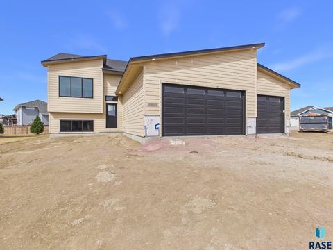 Photo of 6808 E Dugout Ln, Sioux Falls, SD 57110 (MLS # 22602034)