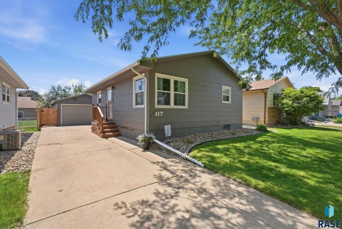 Homes For Sale - 117 W 42nd Street<br/> Minnehaha County, Sioux Falls, SD 57105
