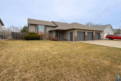 Photo of 612 N Sandberg Dr, Sioux Falls, SD 57110 (MLS # 22602139)
