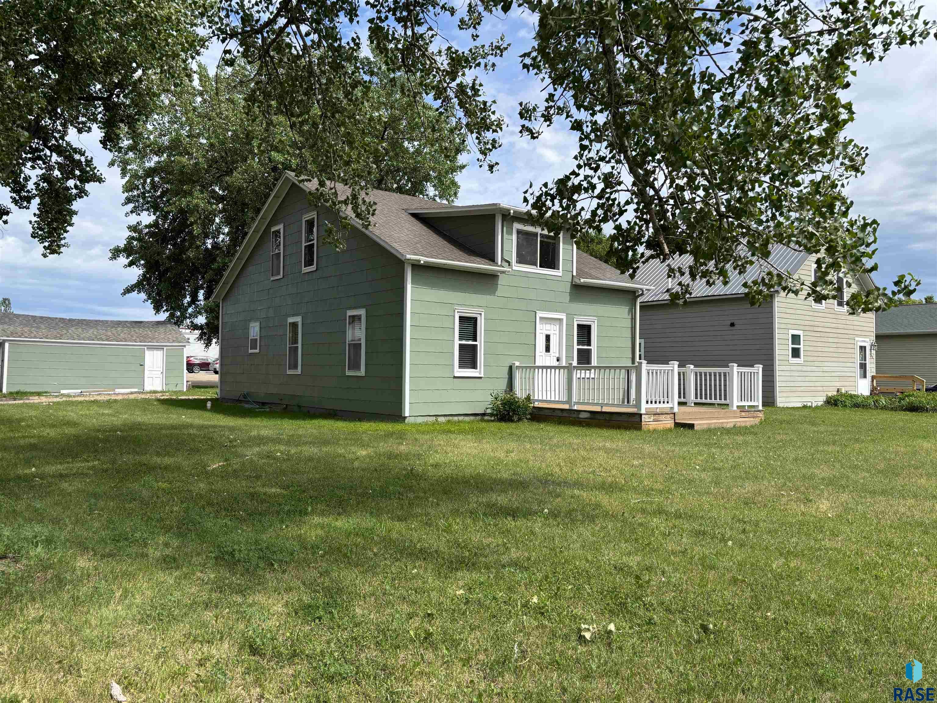 Photo 1 of 83 — 724 W 1st Ave, Miller, SD 57362