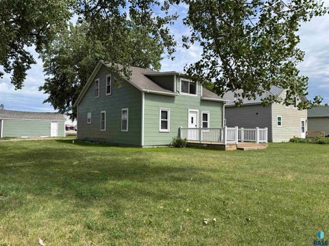 Homes For Sale - 724 W 1st Avenue<br/> Miller, SD 57362