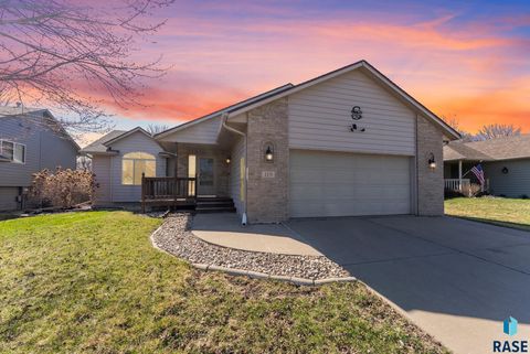 Photo of 119 N La Salle Cir, Sioux Falls, SD 57110 (MLS # 22602453)
