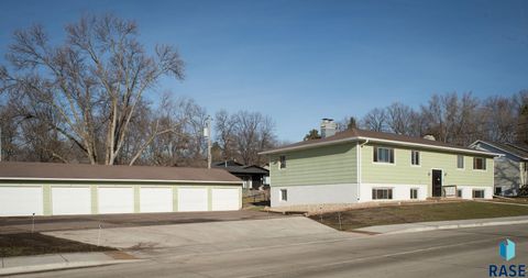 Photo of 3005 S Cliff Ave, Sioux Falls, SD 57105 (MLS # 22602024)