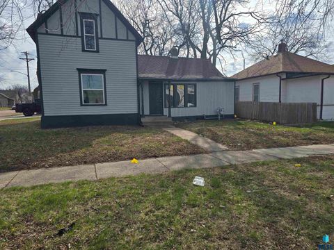 Photo of 232 N Nesmith Ave, Sioux Falls, SD 57103 (MLS # 22602511)