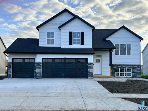 Photo of 5924 S Coneflower Ave Avenue, Sioux Falls, SD 57108 (MLS # 22507991)