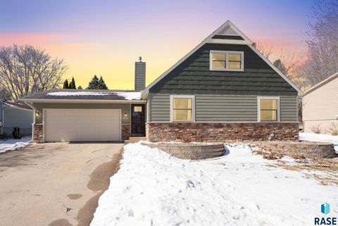 Photo of 3009 S Greenwood Ave, Sioux Falls, SD 57106 (MLS # 22602978)