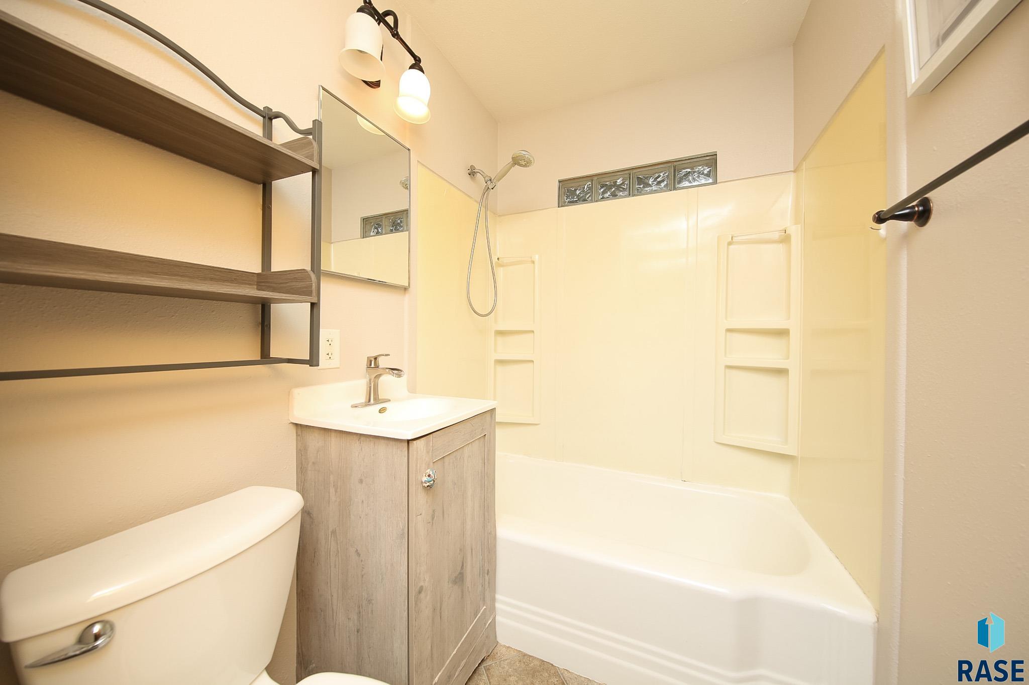 Sioux Falls, South Dakota 57105, United States, 2 Bedrooms Bedrooms, ,1 BathroomBathrooms,Residential,Active,228516