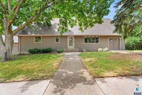 Photo of 803 N Iowa Ave, Dell Rapids, SD 57022 (MLS # 22604585)