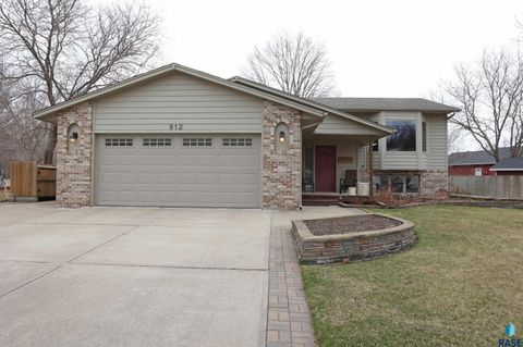 Photo of 912 S Parkview Blvd, Brandon, SD 57005 (MLS # 22602328)