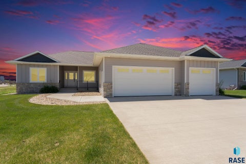 Homes For Sale - 113 Central Park Court<br/> Harrisburg, SD 57032