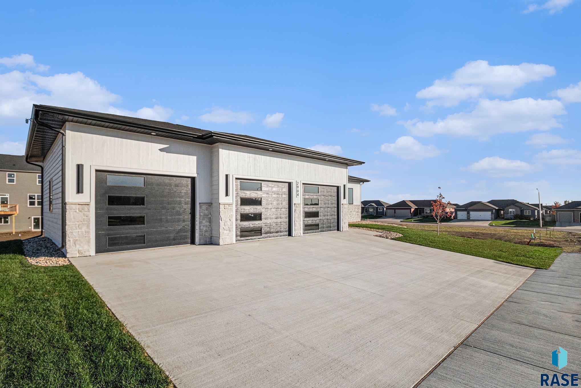 2904 Dunraven Ave