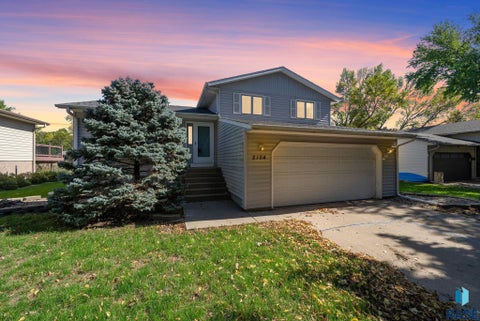Photo of 2104 S Devon Dr, Sioux Falls, SD 57106 (MLS # 22607728)