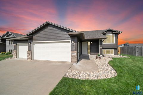 Homes For Sale - 806 Rosewood Drive<br/> Lincoln County, Harrisburg, SD 57032