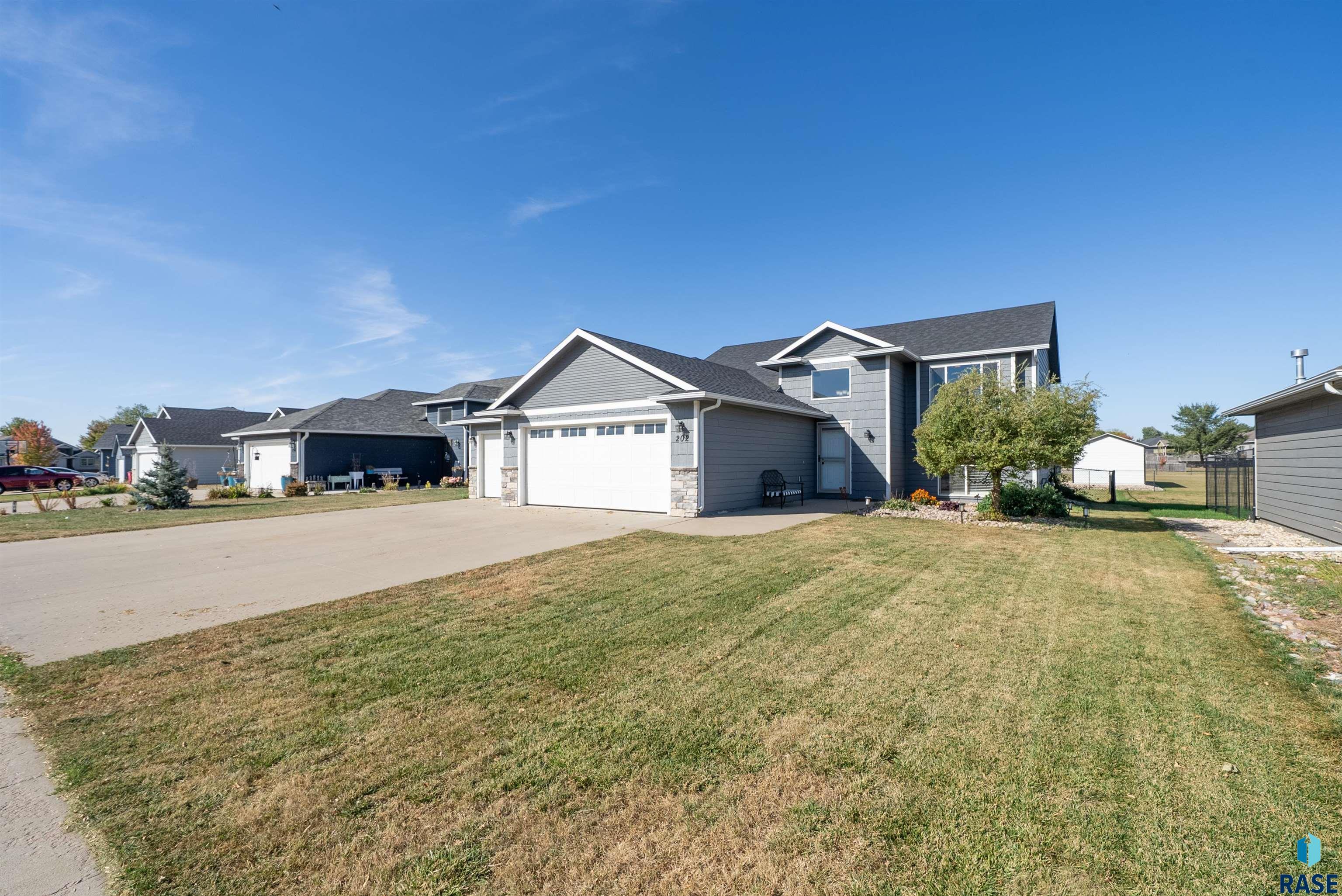 Harrisburg, South Dakota 57032, United States, 4 Bedrooms Bedrooms, ,2 BathroomsBathrooms,Residential,Active,228074