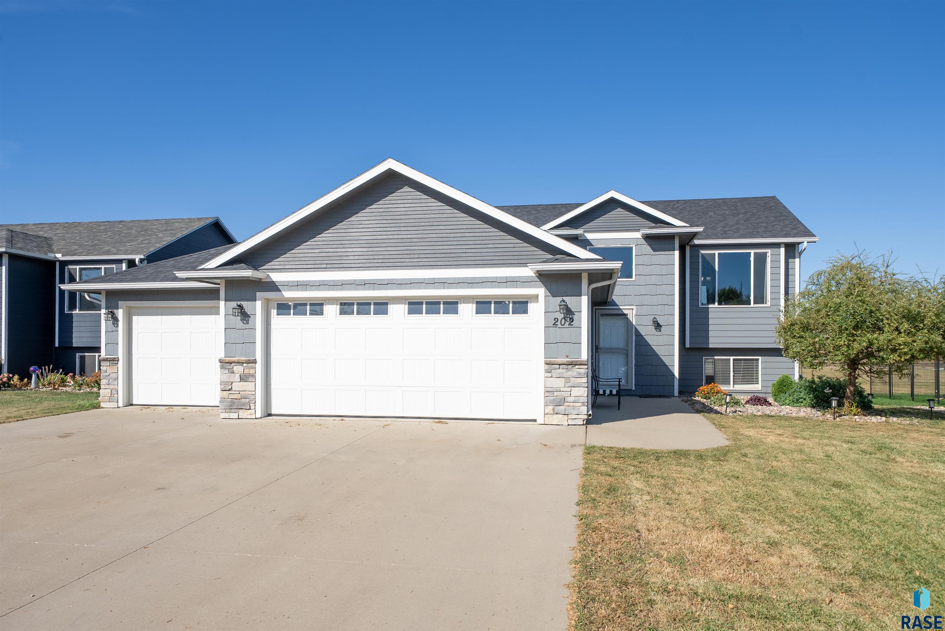 Harrisburg, South Dakota 57032, United States, 4 Bedrooms Bedrooms, ,2 BathroomsBathrooms,Residential,Active,228074