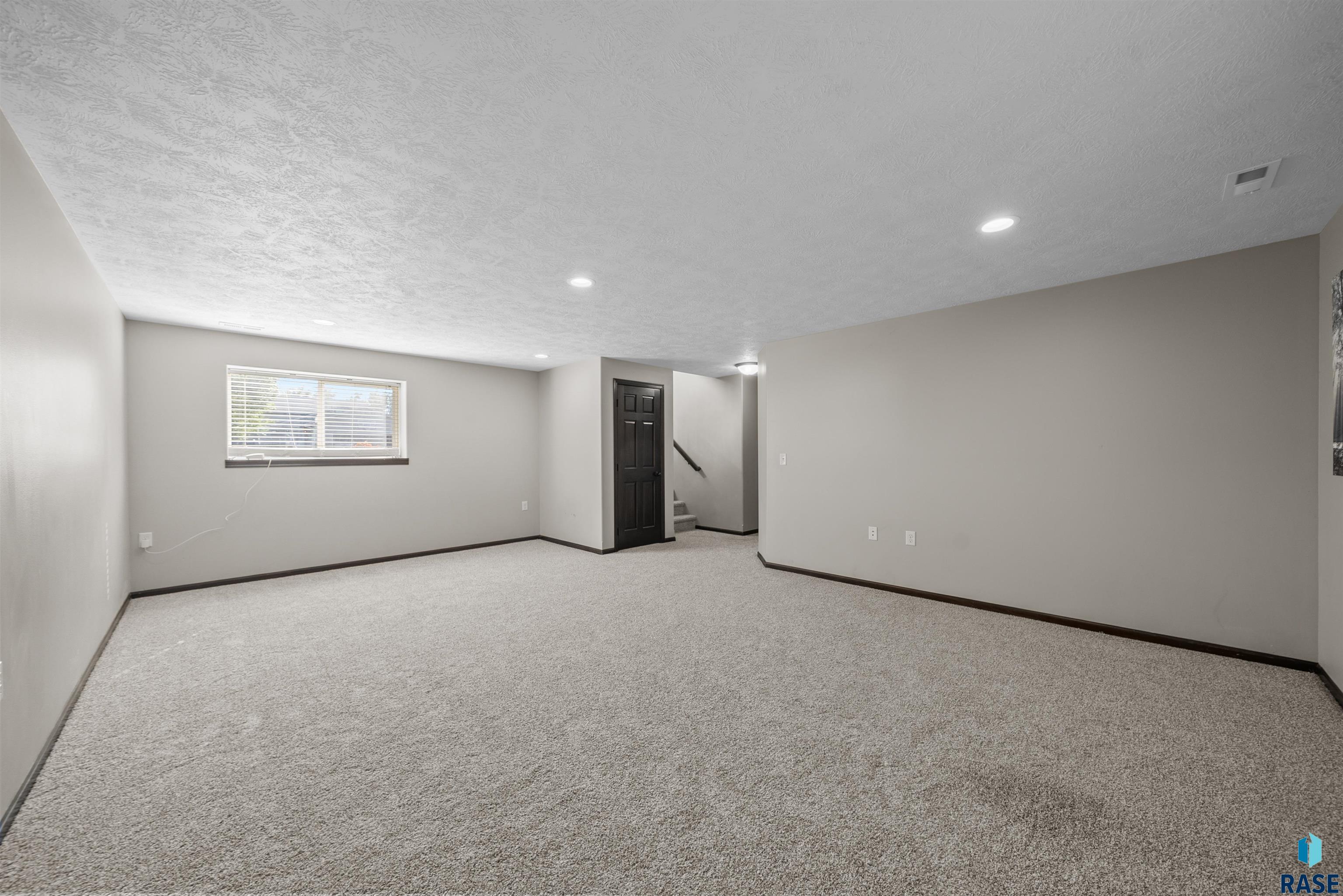 Harrisburg, South Dakota 57032, United States, 4 Bedrooms Bedrooms, ,2 BathroomsBathrooms,Residential,Active,228074