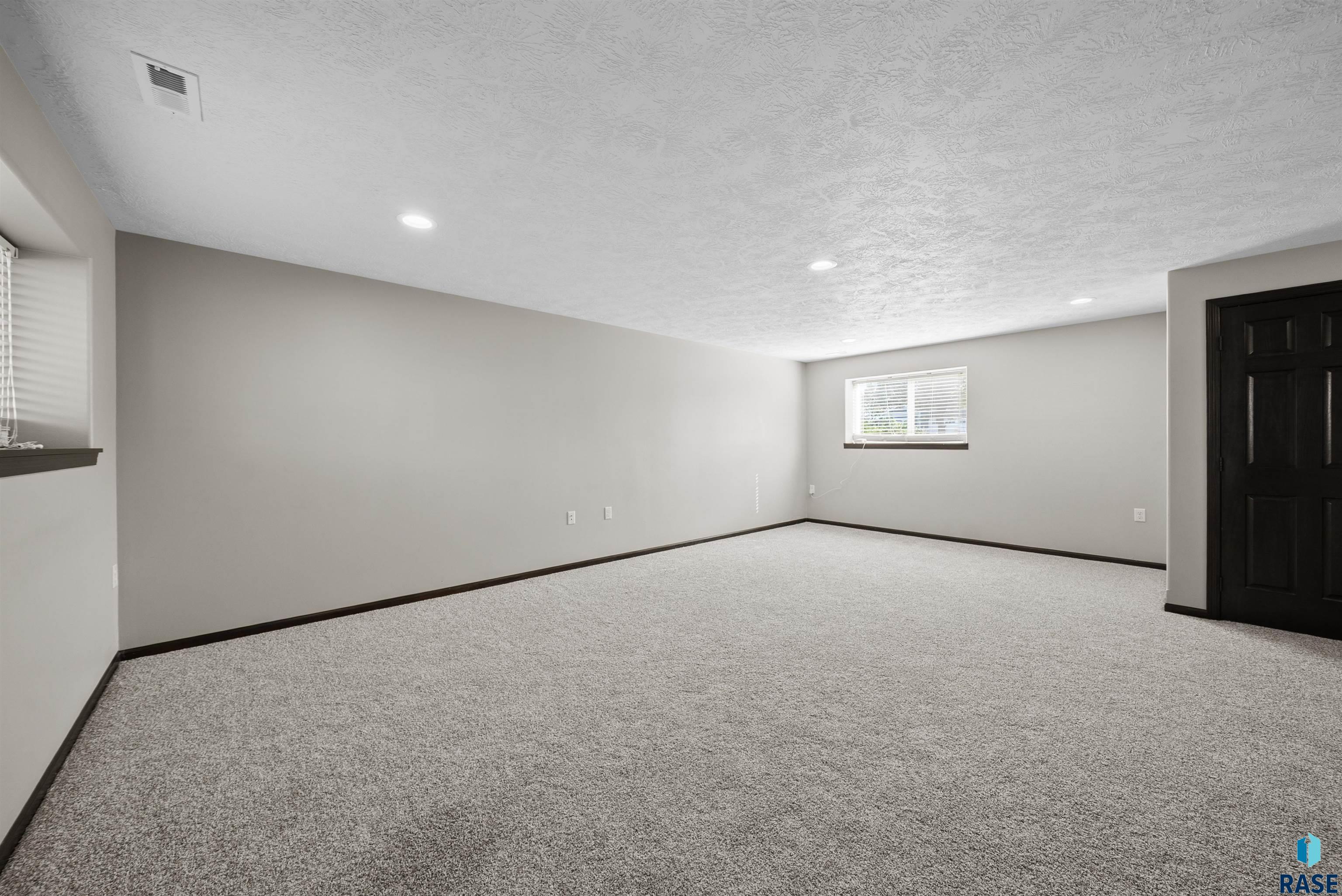 Harrisburg, South Dakota 57032, United States, 4 Bedrooms Bedrooms, ,2 BathroomsBathrooms,Residential,Active,228074