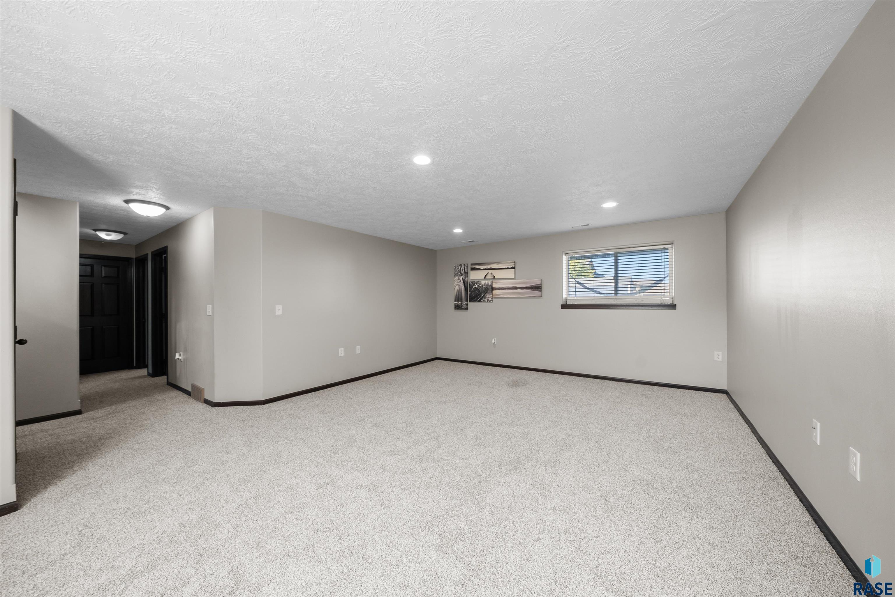 Harrisburg, South Dakota 57032, United States, 4 Bedrooms Bedrooms, ,2 BathroomsBathrooms,Residential,Active,228074