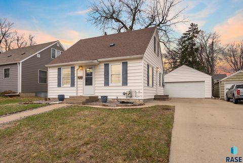 Photo of 2217 S Hawthorne Ave, Sioux Falls, SD 57105 (MLS # 22602339)