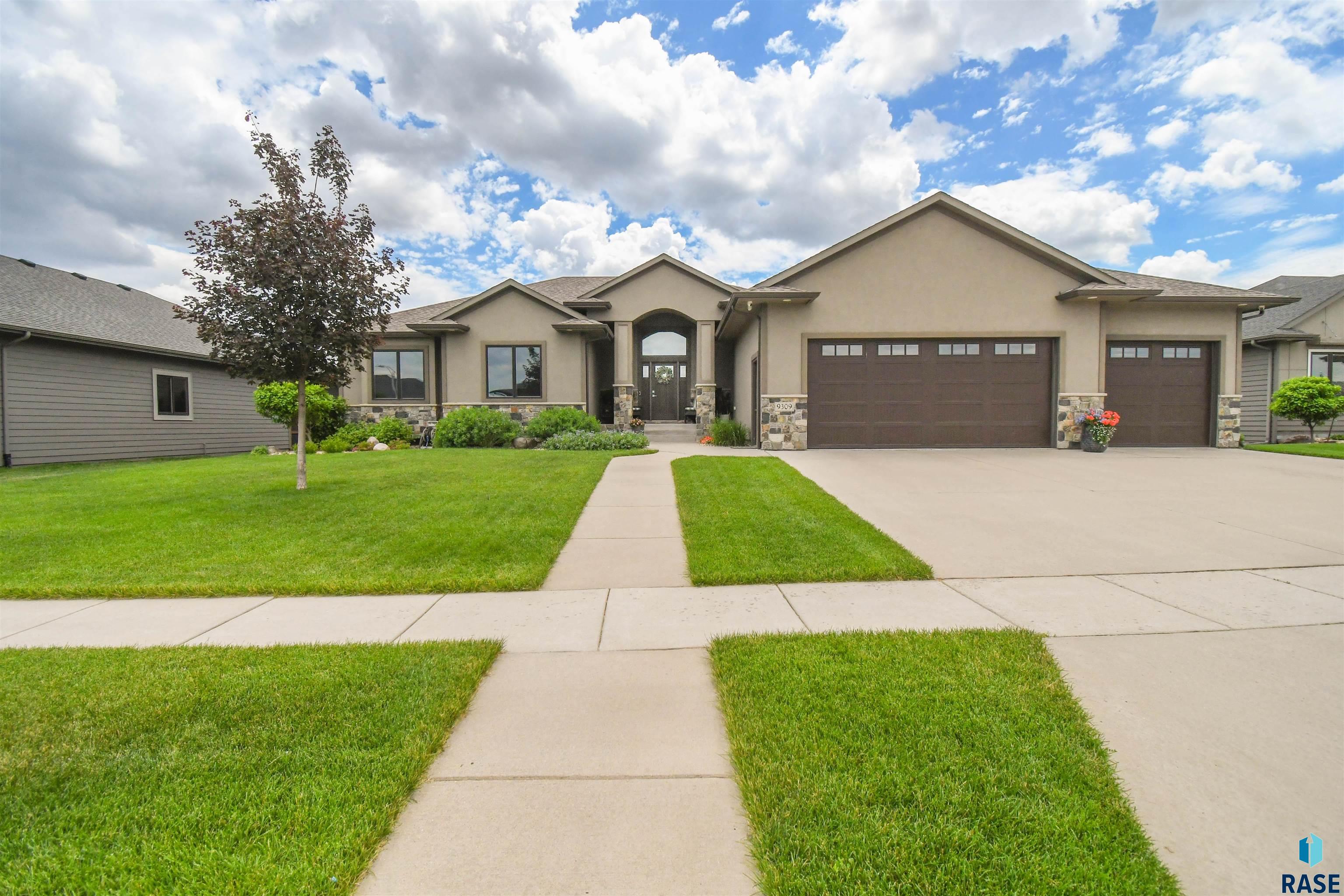 Photo 1 of 80 — 9309 W Lakeside Cir, Sioux Falls, SD 57107
