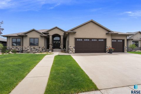 Photo of 9309 W Lakeside Cir, Sioux Falls, SD 57107 (MLS # 22603442)