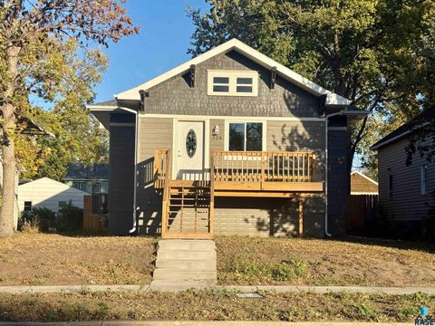 Photo of 324 N Nesmith Ave Avenue, Sioux Falls, SD 57103 (MLS # 22508023)