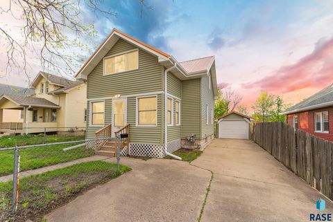 Photo of 1530 W 10th St, Sioux Falls, SD 57104 (MLS # 22602468)
