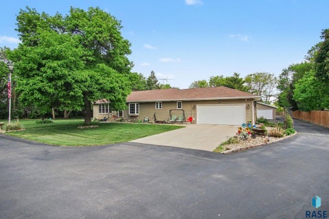 Homes For Sale - 47852 273rd Street<br/> Harrisburg, SD 57032