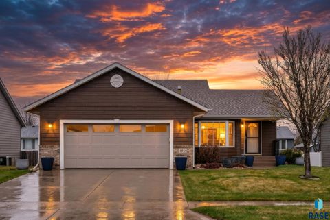 Photo of 4840 S Samantha Dr, Sioux Falls, SD 57106 (MLS # 22602542)
