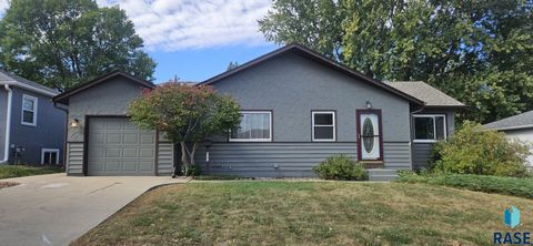 Photo of 921 S Marday Ave Avenue, Sioux Falls, SD 57103 (MLS # 22508005)
