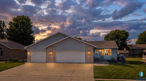 Photo of 900 E Heatherwood Dr, Brandon, SD 57005 (MLS # 22606163)