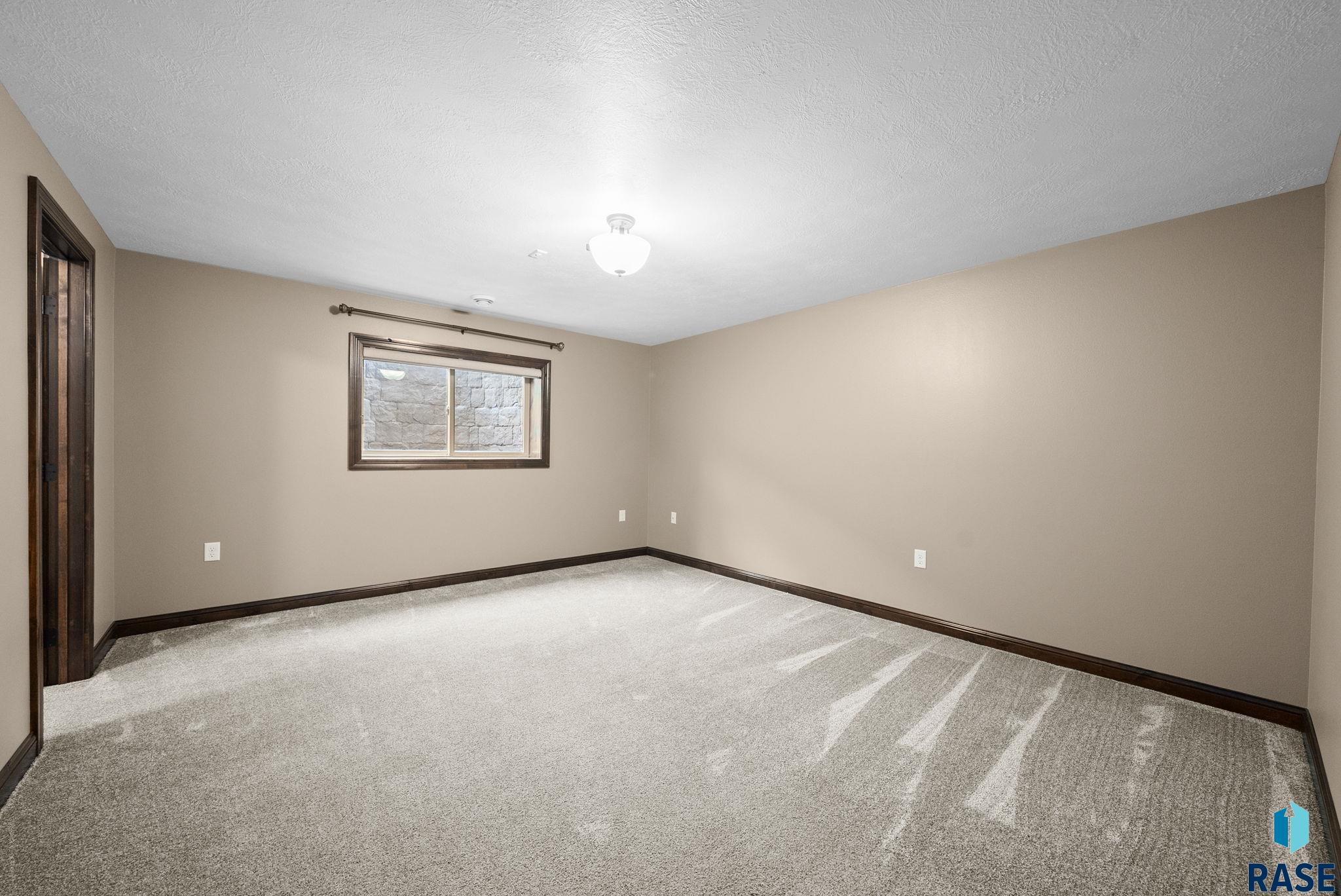 Sioux Falls, South Dakota 57108, United States, 5 Bedrooms Bedrooms, ,3 BathroomsBathrooms,Residential,Active,229236