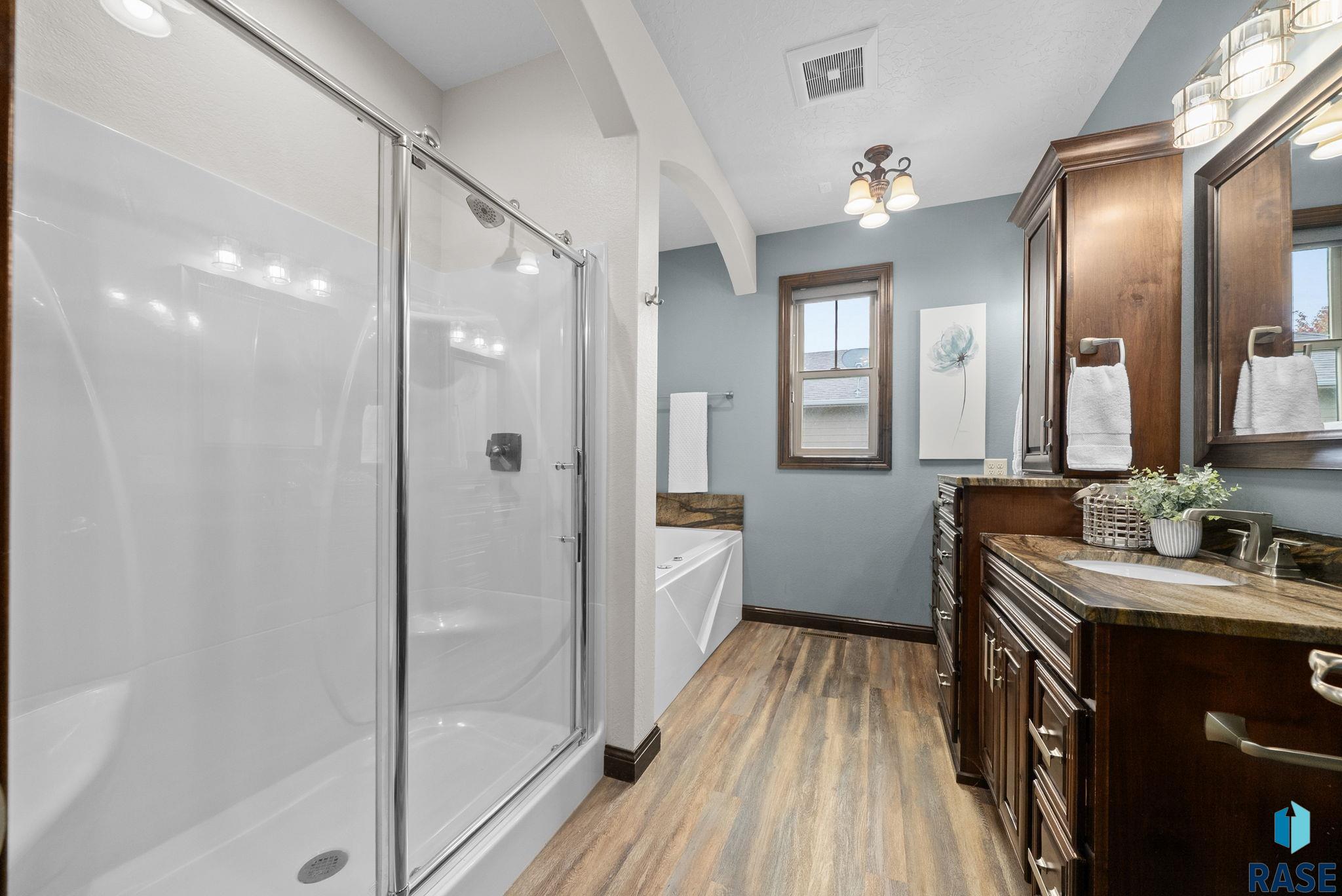 Sioux Falls, South Dakota 57108, United States, 5 Bedrooms Bedrooms, ,3 BathroomsBathrooms,Residential,Active,229236