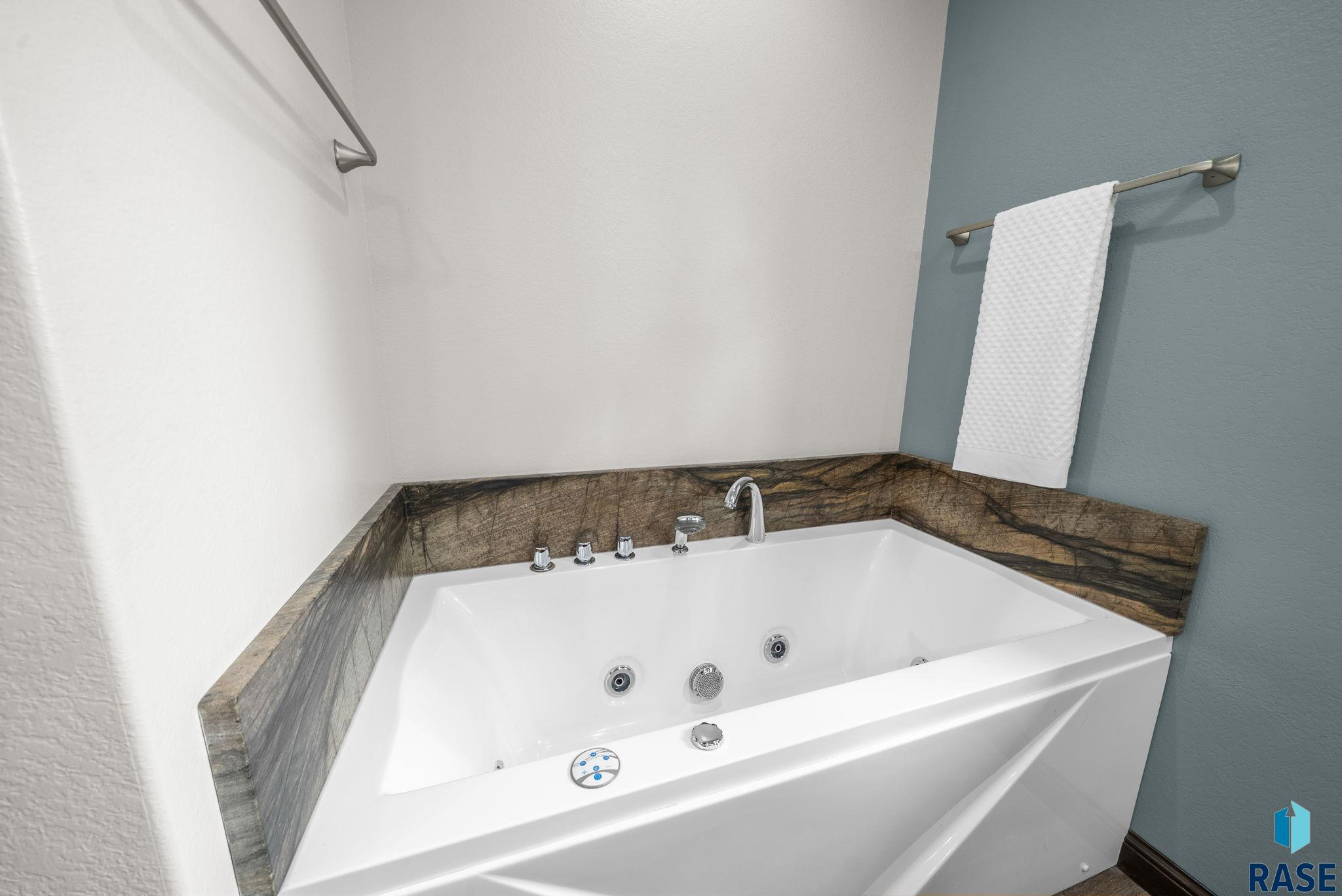 Sioux Falls, South Dakota 57108, United States, 5 Bedrooms Bedrooms, ,3 BathroomsBathrooms,Residential,Active,229236