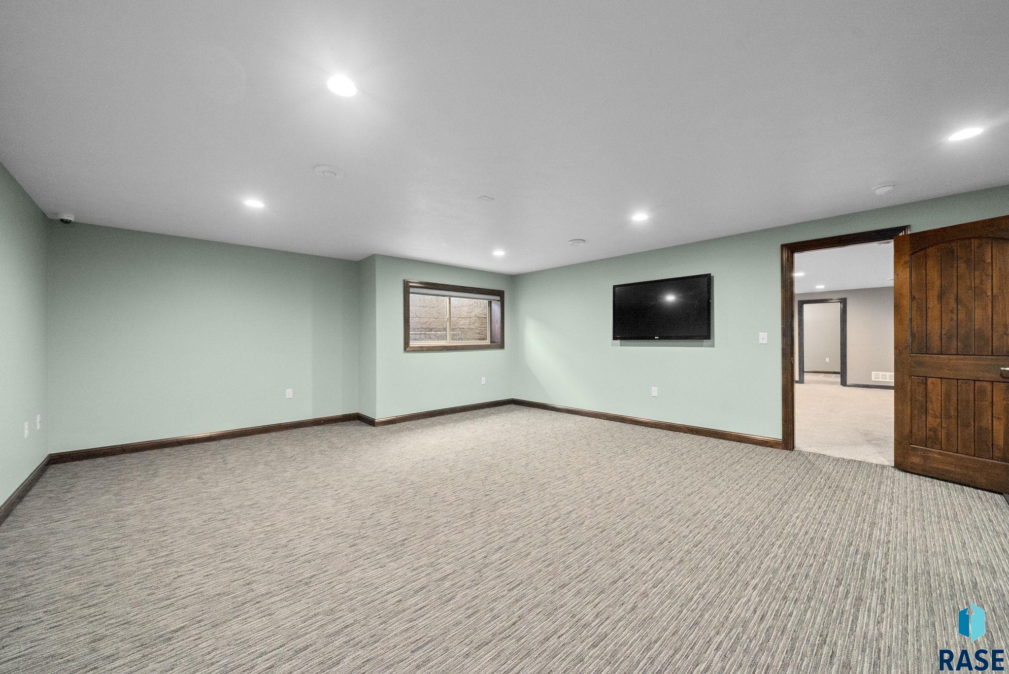 Sioux Falls, South Dakota 57108, United States, 5 Bedrooms Bedrooms, ,3 BathroomsBathrooms,Residential,Active,229236