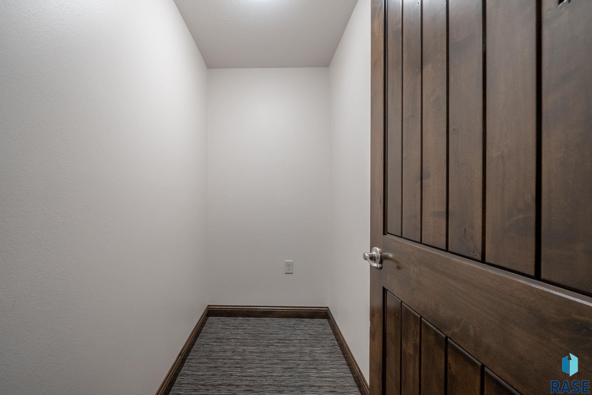 Sioux Falls, South Dakota 57108, United States, 5 Bedrooms Bedrooms, ,3 BathroomsBathrooms,Residential,Active,229236