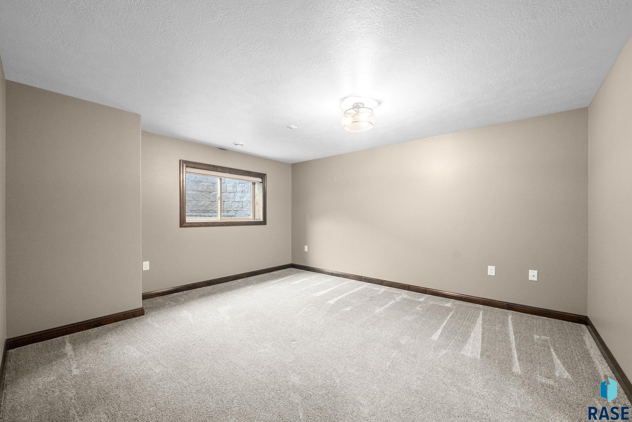 Sioux Falls, South Dakota 57108, United States, 5 Bedrooms Bedrooms, ,3 BathroomsBathrooms,Residential,Active,229236