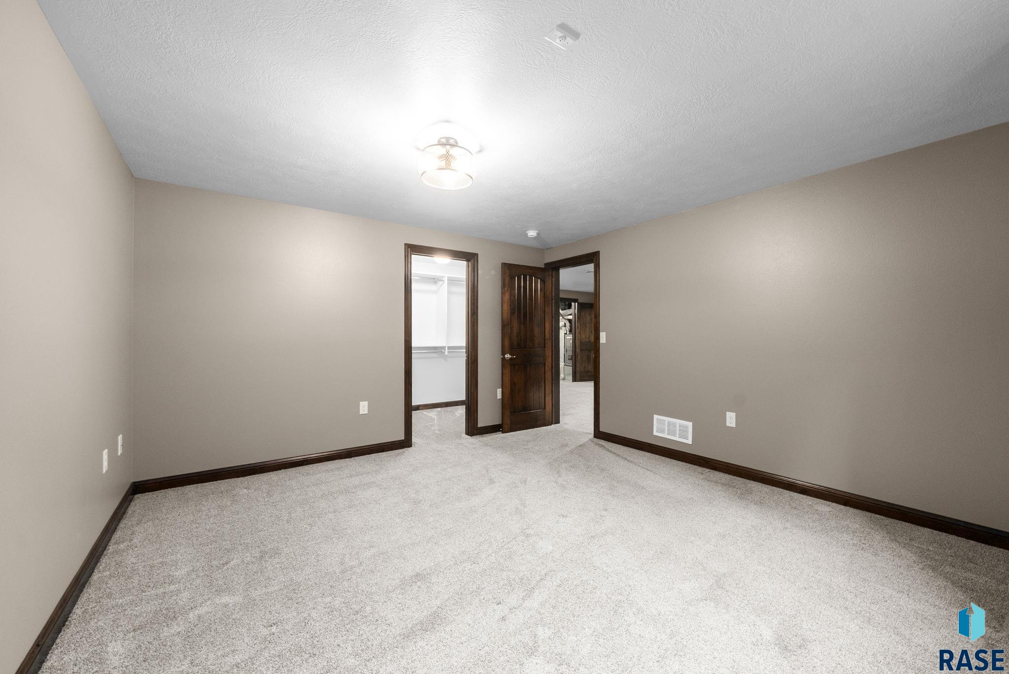 Sioux Falls, South Dakota 57108, United States, 5 Bedrooms Bedrooms, ,3 BathroomsBathrooms,Residential,Active,229236