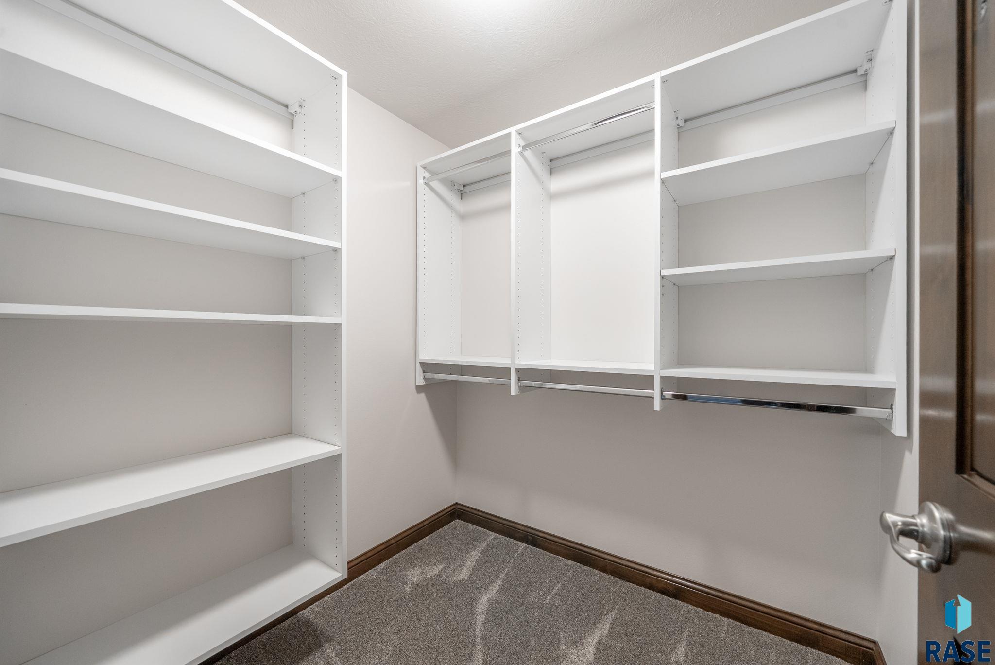 Sioux Falls, South Dakota 57108, United States, 5 Bedrooms Bedrooms, ,3 BathroomsBathrooms,Residential,Active,229236